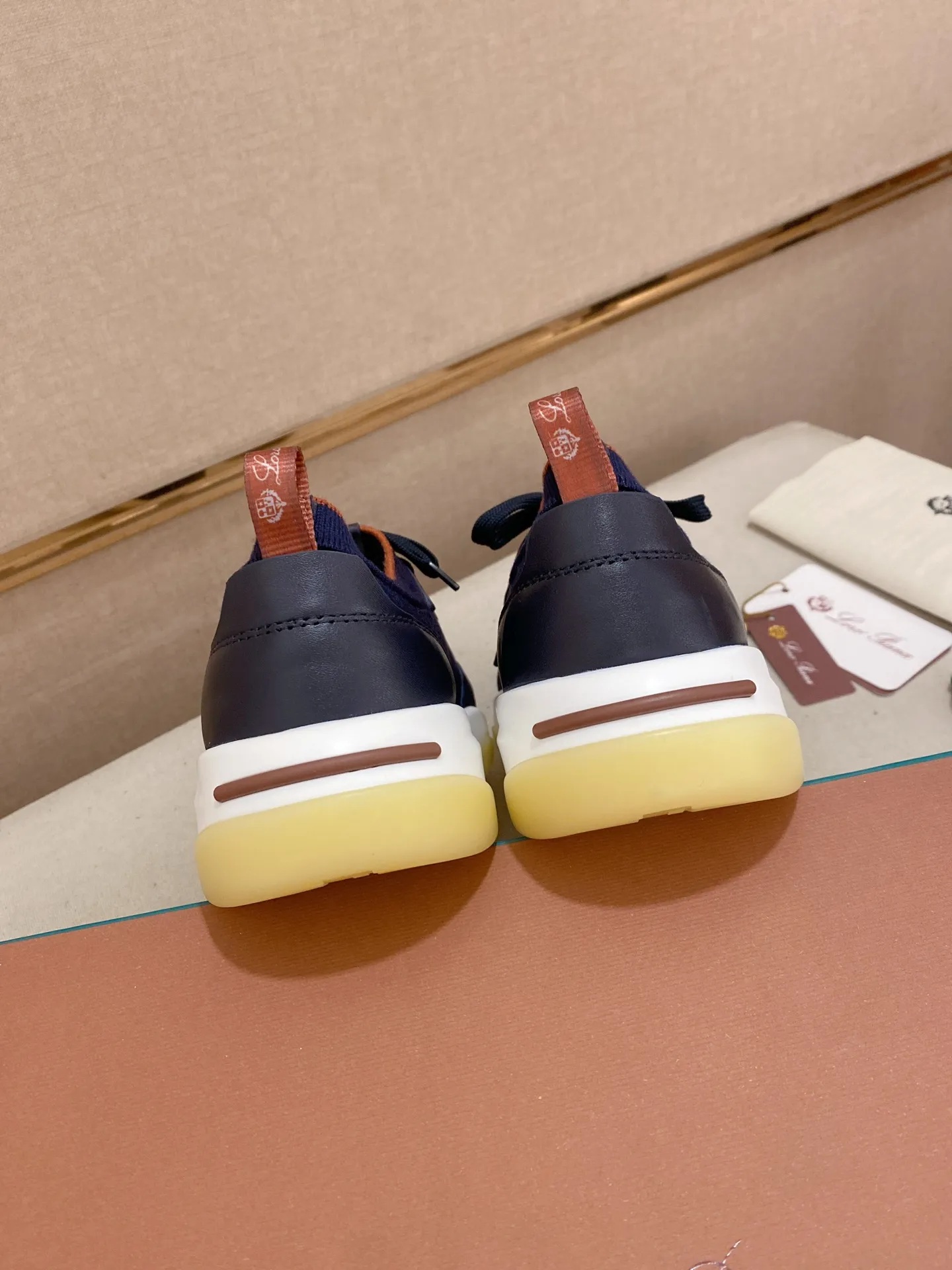 Men's shoes💰: 540💰🔥𝐥𝐨𝐫𝐨 𝐏𝐢𝐚𝐧𝐚 lp classic loafers, an Italian treasure brand, the only brand that can match Hermès! Only after wearing it do we realize that we can’t live up to our feet. The upper is made of imported first-layer cowhide with breathable fly-knit fabric, water-dyed cowhide foot pads, and the official original glass rubber outsole and pendant. Exclusive original packaging (tag ➕ brand paper ➕ outer box ➕ hand bag) code number: 38-44. Can be customized 45-46